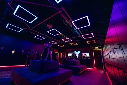 Futuristischer Wartebereich des YULLBE-Standorts in Rust mit LED-Licht und Besucherbetrieb.