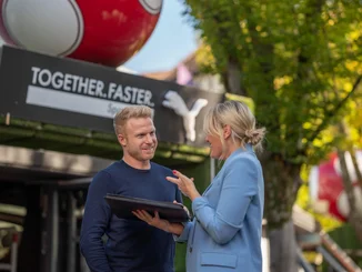 Zwei Mitarbeiter des Europa-Park Erlebnis-Resorts vor dem PUMA Store im Europa-Park.