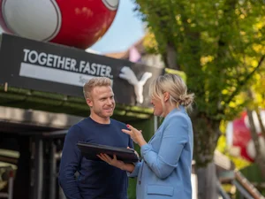 Zwei Mitarbeiter des Europa-Park Erlebnis-Resorts vor dem PUMA Store im Europa-Park.