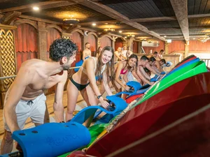 Freudige Gäste machen sich mit Matten bereit, die Speed-Rutsche Vikingløp in Rulantica zu rutschen.