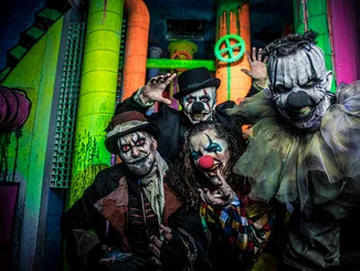 Vier Traumatica Darsteller posieren in Grims Funhouse.