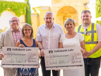 Beim internationalen Europa-Park Cup des SV Rust wurden alle Einnahmen als Spende von je 3.600 Euro an Santa Isabel e. V. und Einfach Helfen e. V. übergeben.