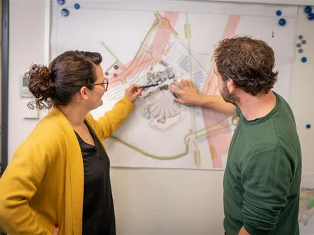 Deux collaborateurs de MACK Solutions travaillent sur une maquette.