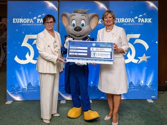 Mauritia Mack (rechts) und Edith Schreiner (links) freuten sich über eine Spende von 32.500 Euro – so viel wie nie zuvor. 