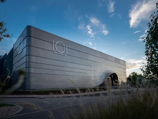 Das schlichte und moderne Eatrenalin Gebäude. Der Eingang wirkt, als ob ein Vorhang angehoben wird.