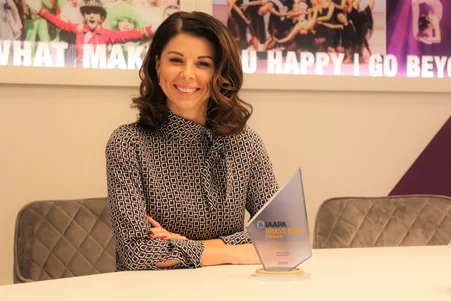 Katja Mack mit dem IAAPA Brass Ring Award für das Europa-Park Musical "SPOOK ME!".