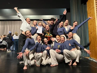 Eine Gruppe der TALENT ACADEMY freut sich über einen gewonnenen Preis.