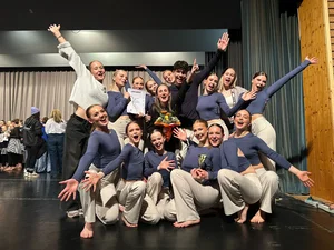 Eine Gruppe der TALENT ACADEMY freut sich über einen gewonnenen Preis.