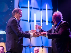 Roland Mack nimmt von Bob Rogers, Vorsitzender des Thea Awards, den "Buzz Price Award“ für sein Lebenswerk, seine herausragenden unternehmerischen Leistungen und das große Engagement entgegen.