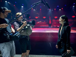 Katja Mack wird von einem Filmteam interviewt.