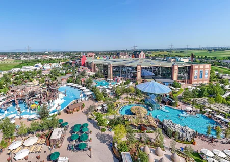 Der weitläufige Außenbereich der Wasserwelt Rulantica mit vielen Attraktionen und Angeboten von oben.