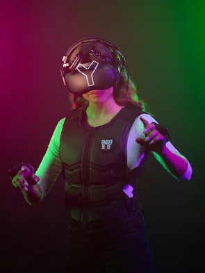 Eine Spielerin bei YULLBE, ausgestattet mit dem VR-Headset.