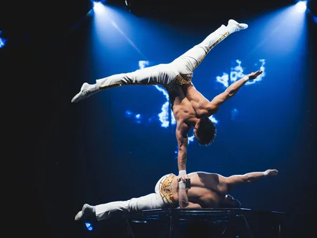 Two performers from the Europa-Park Dinner-Show striking an artistic pose.
