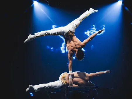 Deux artistes du dîner-spectacle Europa-Park dans une pose élaborée.