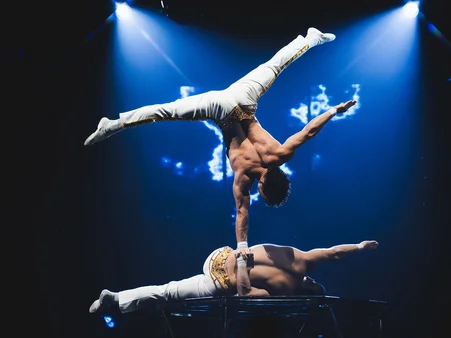 Zwei Darsteller der Europa-Park Dinner-Show bei einer artistischen Pose.