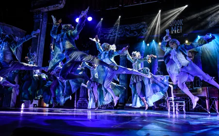 Scène de danse de la comédie musicale Europa-Park « SPOOK ME ! »