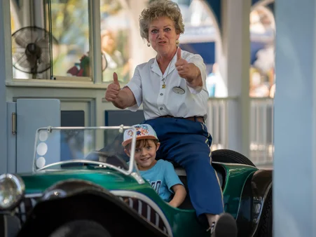 Einer Mitarbeiterin an einer Attraktion im Europa-Park.