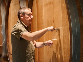 Mathieu Kauffmann bei der Qualitätskontrolle im Weinkeller des Château Ollwiller.