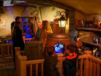 Liebevoll dekorierter Wartebereich von Snorri Touren im Europa-Park.