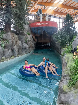 Eine Familie treibt in Reifen durch die Attraktion Snorri's Saga in der Wasserwelt Rulantica.