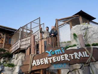 Eine Familie läuft durch den Yomi Abenteuer Trail im Europa-Park.