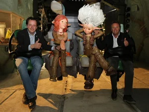 Michael und Roland Mack, mit zwei Figuren aus dem Film ARTHUR und die Minimoys auf der gleichnamigen Attraktion im Europa-Park.