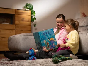 Zwei Kinder schauen sich gemeinsam das Kinderbuch von Snorri an. 