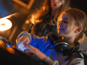 Nachwuchs DJane am Mischpult.