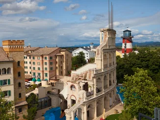 Blick auf die beiden 4-Sterne Superior Erlebnishotels "Colosseo" und "Bell Rock" des Europa-Park Erlebnis-Resorts.