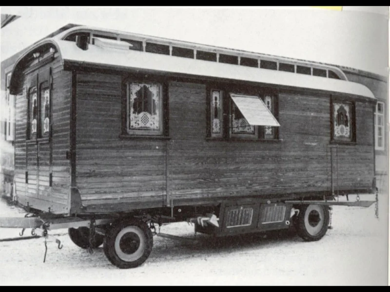 Schwarz-weiß Aufnahme eines Wagens, hergestellt von der Wagenbauwerkstatt Mack, dem Ursprung von MACK Rides.