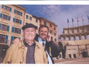 Franz und Roland Mack im Innenhof des im Bau befindlichen Hotels „Colosseo“ an einem sonnigen Tag.