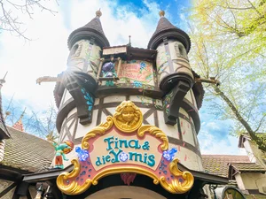 Fina & die Yomis im Märchenwaldkino des Europa-Park. Das Gebäude mit kleinen Yomis, die sich überall verstecken, ist von außen zu sehen.