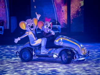 Die Eisshow Surpr'Ice Presents THE RACE - Ed vs. Nachtkrabb im Europa-Park. Ed & Edda auf einem Rennwagen auf dem Eis.