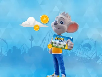 Europa-Park Maskottchen Ed Euromaus präsentiert stolz seinen JUNIOR CLUB Ausweis.