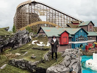 Michael Mack mit VR-Headset und Handtrackern inmitten des Skandinavischen Themenbereichs des Europa-Park.