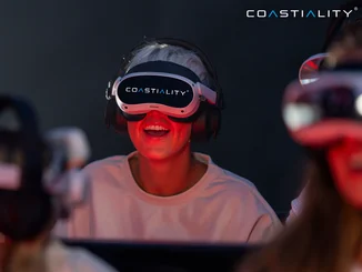 Fahrgast mit dem Coastiality VR-Headset.