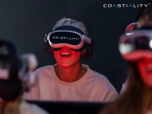 Fahrgast mit dem Coastiality VR-Headset.