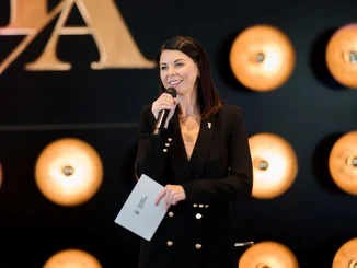 Katja Mack hält eine Rede in der TALENT ACADEMY Europa-Park zur offiziellen Eröffnung.