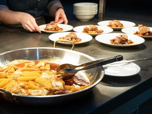 Feine Gerichte werden direkt in der Küche des Hotelrestaurants serviert.