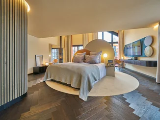 Die Premium Penthouse Suite des Hotels "Krønasår" mit privatem Dampfbad und drehbarem Bett.