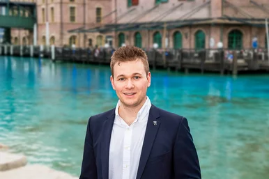 Porträtaufnahme von Frederik Mack.