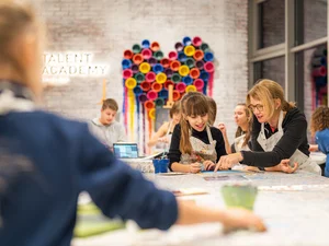 Kinder beim kreativen Arbeiten in der TALENT ACADEMY Europa-Park. 
