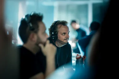 Michael Mack bei der Arbeit mit Headset und konzentriertem Blick. 