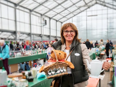 Marianne Mack bei dem jährlichen Charity-Flohmarkt des gemeinnützigen Vereins Santa Isabel e. V.