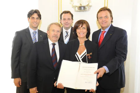 Marianne Mack mit ihrer Familie. Sie bekommt das Bundesverdienstkreuz am Bande überreicht.