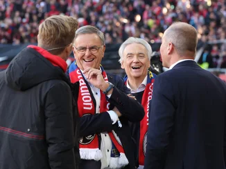 Roland und Jürgen Mack gemeinsam mit Jochen Saier und Oliver Leki, Vorstand des SC Freiburg, auf dem Spielfeld im Europa-Park Stadion in Freiburg.
