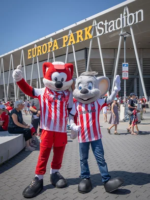 Ed Euromaus in einem SC Freiburg Trikot vor dem Stadion.