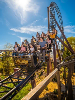 Gäste bei der Fahrt auf der Achterbahn Voltron Nevera powered by Rimac im Europa-Park.