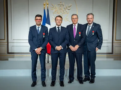 Michael und Roland Mack bei der Ehrung durch Präsident Emmanuel Macron als "Chevalier de la Légion d’honneur".