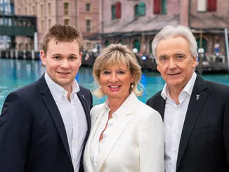 Frederik, Mauritia und Jürgen Mack stehen vor dem Erlebnishotel "Krønasår".